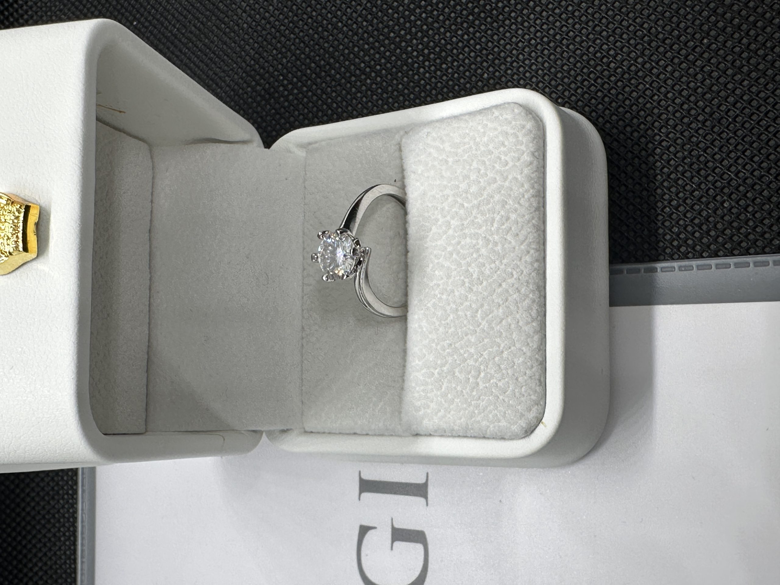 天然ダイヤモンド1.01ct Au750（はるのひかり）