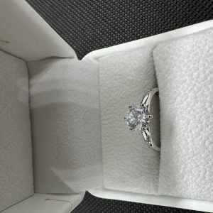 天然ダイヤモンド1.01ct Au750（いちょうのまい）