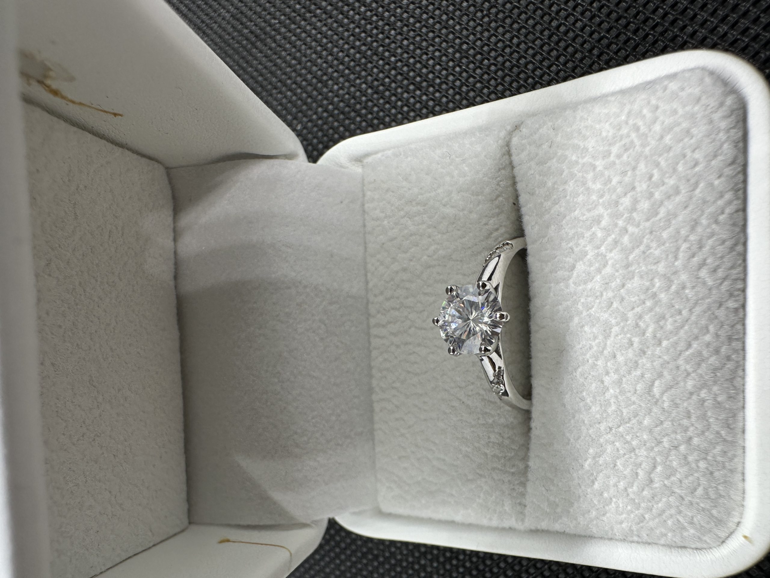 天然ダイヤモンド1.01ct Au750（いちょうのまい）